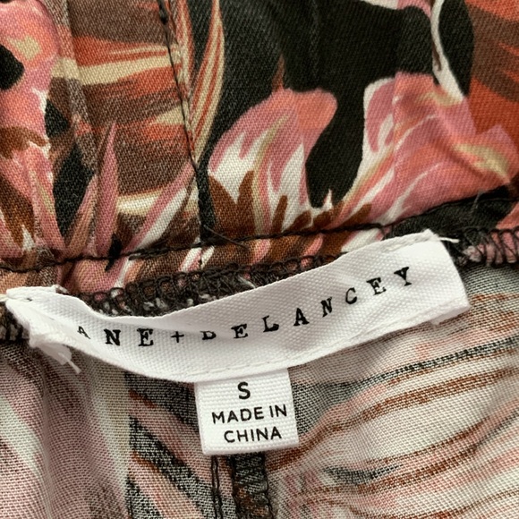 JANE + DELANCEY TROPICAL PALM LEAF PULL ON SHORTS - Picture 5 of 7